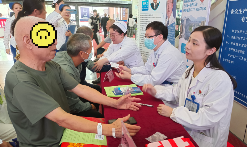 医生在回答群众关于骨质疏松症的相关防治问题。 医生在回答群众关于骨质疏松症的相关防治问题。