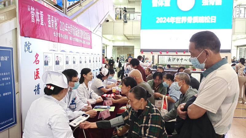 公益活动现场,医护人员免费为群众测量骨密度。均为医院供图 公益活动现场,医护人员免费为群众测量骨密度。均为医院供图