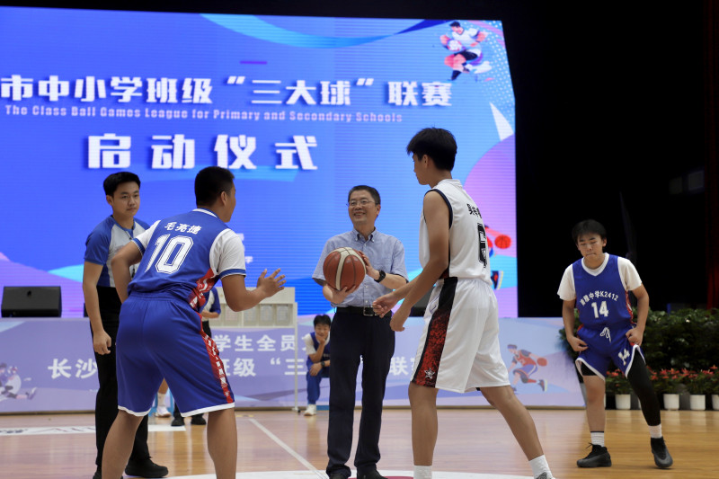 湖南省教育厅体卫艺处处长贺照宣布“长沙市中小学班级三大球联赛正式启动”，并为第一场班级篮球赛开球。长沙晚报通讯员 邓琼 摄