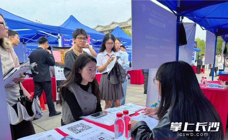现场提供的一系列公共就业服务让毕业生们眼前一亮。 现场提供的一系列公共就业服务让毕业生们眼前一亮。