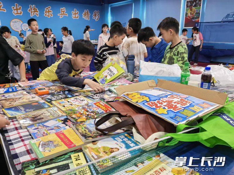 18日下午，长沙市大同第二小学举行“爱阅读，善表达，做书香好少年”图书跳蚤市场活动。均为长沙晚报通讯员张玲 供图