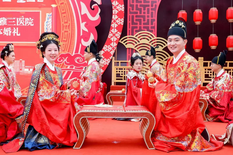 婚礼现场，身着锦衣华服的新人们。