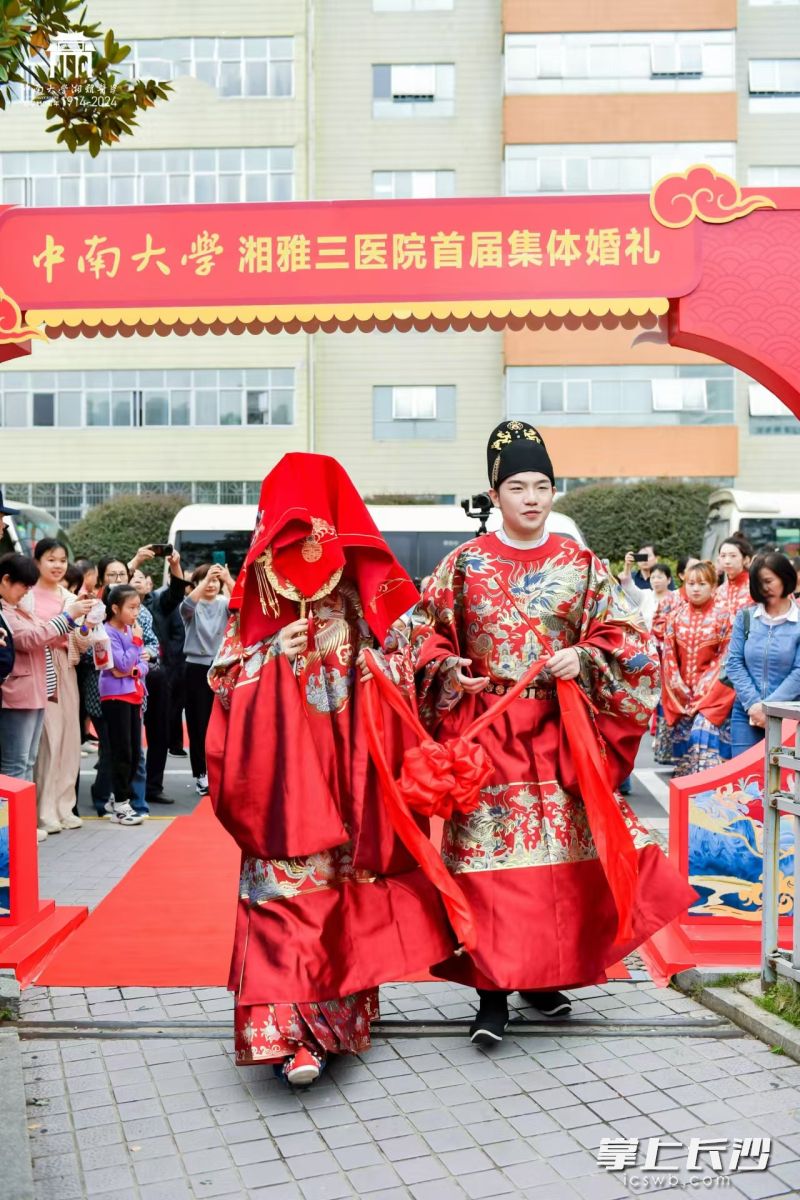 19对新人喜气盈盈地步入婚礼现场。照片均为医院提供