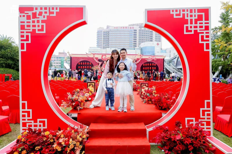 湘雅三医院的“亲友团”为沾沾新人喜气，纷纷在喜庆场所打卡拍照。