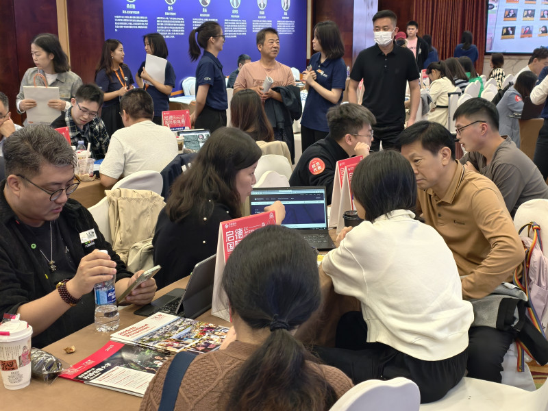 在今日举行的启德国际教育展长沙会场上，来咨询的家长正在跟各国留学顾问和学校代表进行一对一的咨询。长沙晚报通讯员 李颖 摄