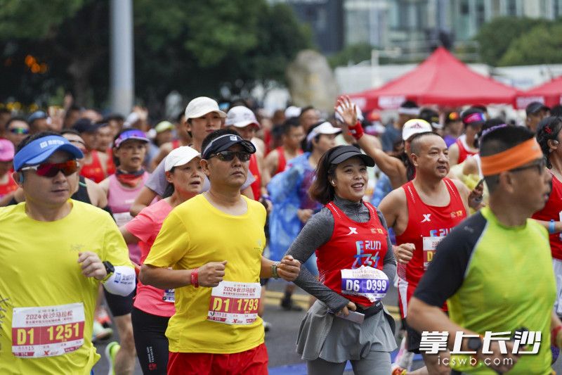 参赛选手们集中出发。