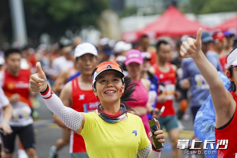 10月20日，2024长沙马拉松激情开跑，跑友们在奔跑中感受运动的快乐。