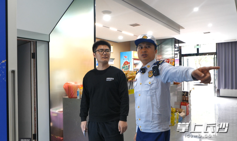 消防员指导网吧进行隐患整改。  通讯员供图