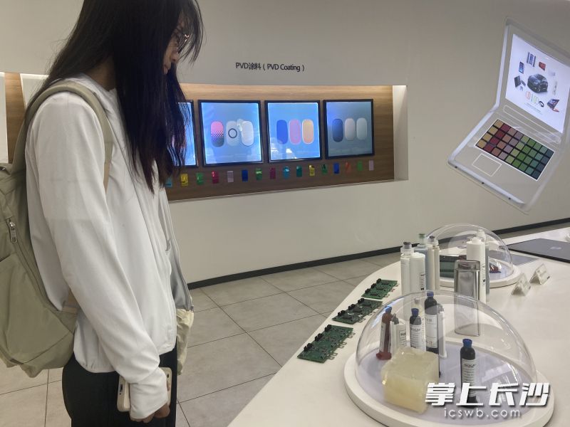 客人在位于宁乡经开区的松井股份展厅参观。长沙晚报全媒体记者 周斌 摄