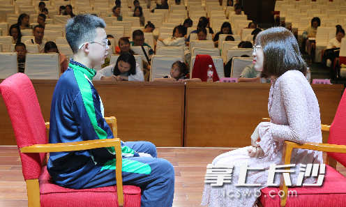 心理医生夏璐与学生现场交流。 均为长沙晚报通讯员龙荣供图