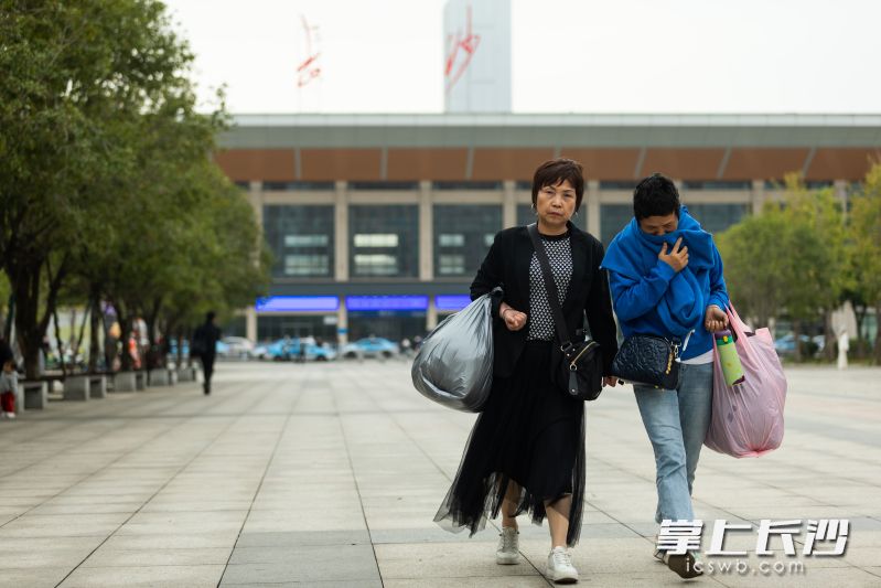 长沙降温，市民穿秋衣出行。  均为长沙晚报全媒体记者董阳摄