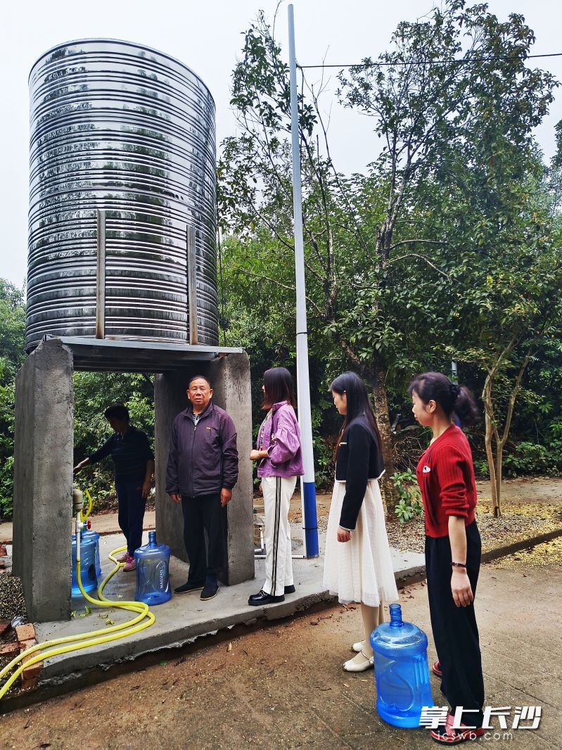 新修建的水井和储水塔，让原佳村20余户村民喝上“放心水”。乌山街道 供图
