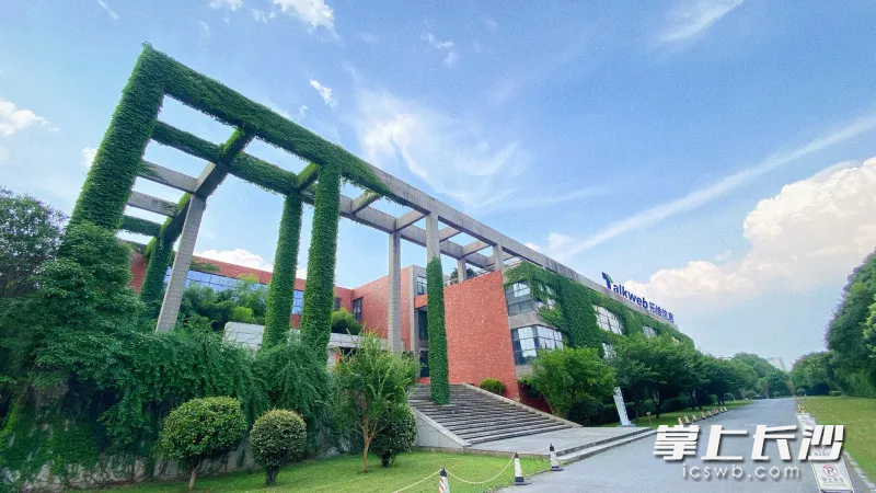 拓维信息创立于1996年，实现了从软件服务到软硬一体化、从应用软件到基础软件的跨越式发展。