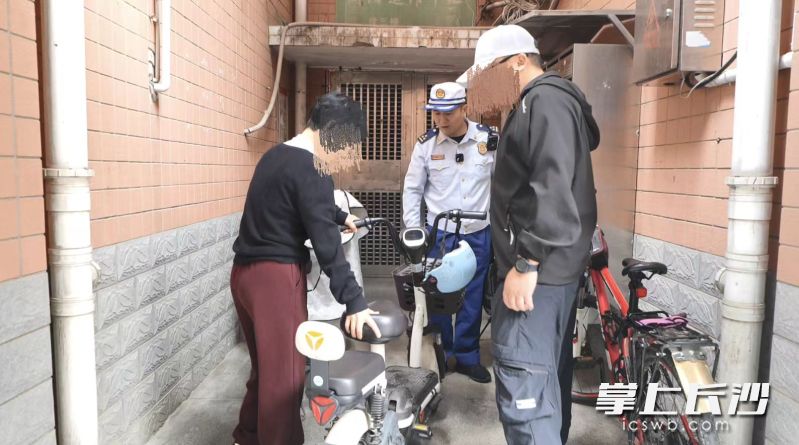 消防监督员要求车主将堵塞疏散通道的电动车搬离。 通讯员供图