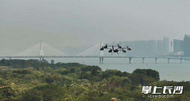 近日，华羽先翔研制的低空飞行黑科技——电动垂直起降飞行器鸿鹄Mark1缩比样机，在长沙首度公开试飞。    均为视频截图