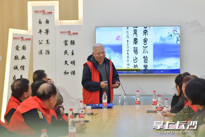 23日下午，雨花区井湾子街道井湘社区内，单元长声情并茂地讲述邻里温暖事。  