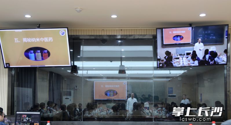 昨日，一场别开生面的《智“枣”中国药》主题班会在长郡双语实验中学举行。 均为长沙晚报通讯员陈樱曼摄