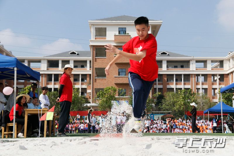 一名“雷小锋”在跳远比赛中。