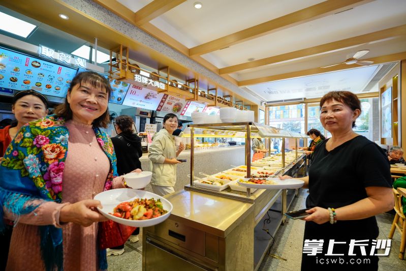 今天中午，老人们在位于东塘社区万利隆的包子铺这家老年食堂取餐。均为全媒体记者 陈飞 摄
