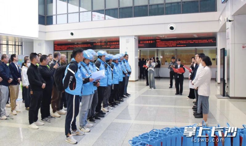 来自T3、饿了么、申通、货拉拉等平台企业的新就业形态劳动者代表参加启动仪式。 市总工会供图 来自T3、饿了么、申通、货拉拉等平台企业的新就业形态劳动者代表参加启动仪式。 市总工会供图