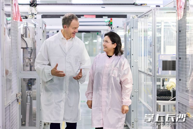 苹果首席运营官杰夫·威廉姆斯（左一）与蓝思科技董事长周群飞（右一）参观蓝思。均为企业 供图