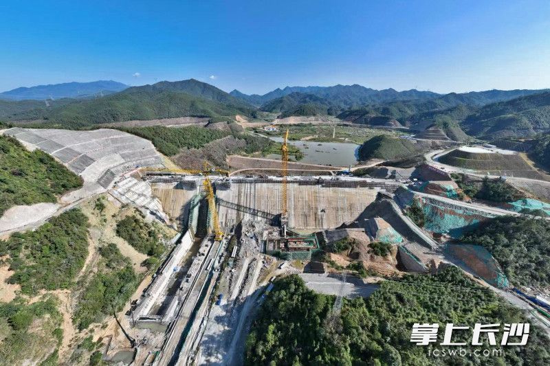 日前,椒花水库工程大坝混凝土浇筑至169.5米高程,提前一周完成溢流坝段浇筑任务,为年底大坝到顶奠定了坚实基础。 均为长沙晚报全媒体记者王志伟、通讯员城载摄 日前,椒花水库工程大坝混凝土浇筑至169.5米高程,提前一周完成溢流坝段浇筑任务,为年底大坝到顶奠定了坚实基础。 均为长沙晚报全媒体记者王志伟、通讯员城载摄