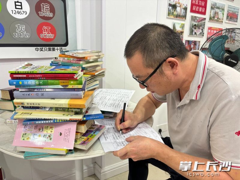 田广丰正在清点捐赠书籍。
