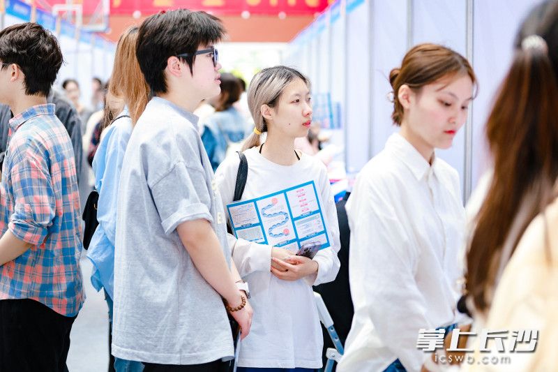 众多学子信心满满，“抢先”向目标用人单位投递简历。均为长沙晚报全媒体记者 刘攀 摄