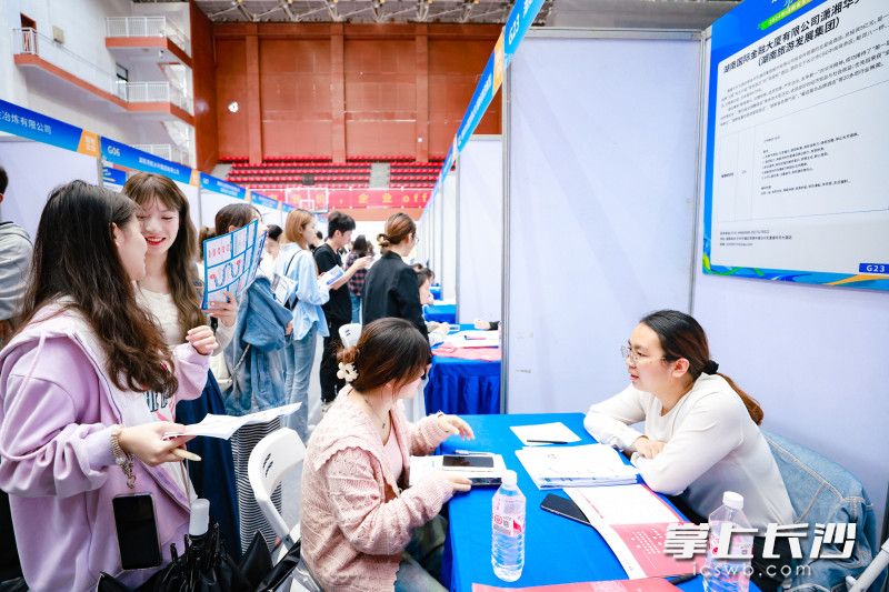 开进各大高校的招聘会人头攒动。