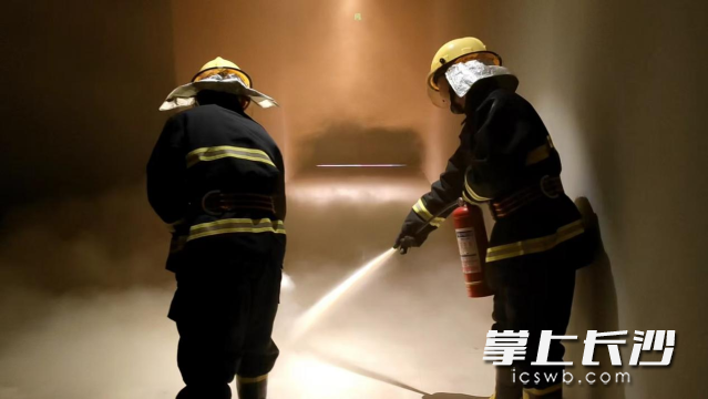 演练拉开帷幕，商场内瞬间“烟雾弥漫”。长沙晚报通讯员 秦晓阳供图