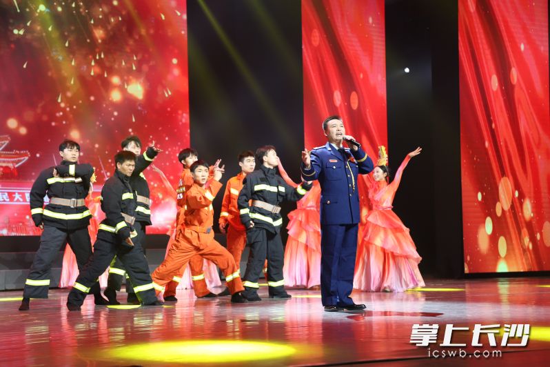 歌舞《红门诺言》表达了对消防救援人员的敬意。均为长沙晚报通讯员 供图
