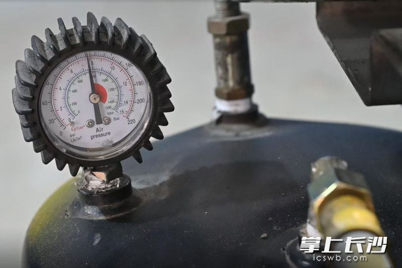 “空气压缩机联轴器试验台”可模拟公交车实际运行中的气压条件。