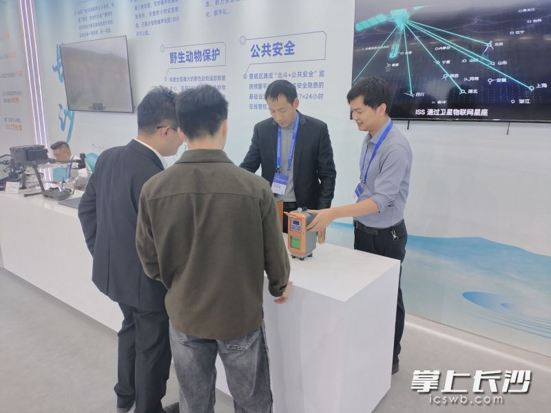 第三届北斗规模应用国际峰会现场,联智科技工作人员向嘉宾介绍公司产品。图片均由 联智科技 提供 第三届北斗规模应用国际峰会现场,联智科技工作人员向嘉宾介绍公司产品。图片均由 联智科技 提供