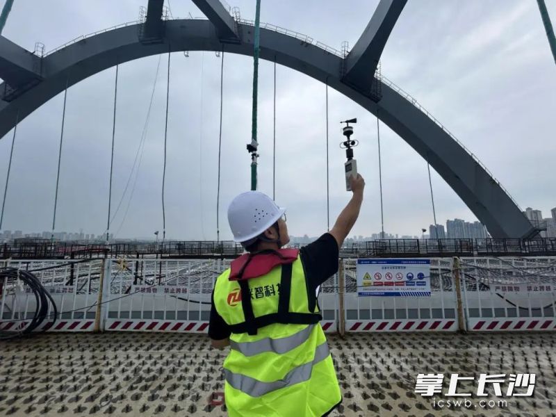 联智科技技术人员在桥梁施工现场进行监测。 联智科技技术人员在桥梁施工现场进行监测。
