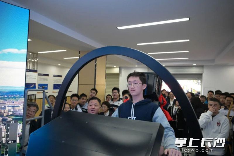 蒲仕哲同学作为学校无人机兴趣小组的成员，体验长郡中学模拟飞行体验馆暨科普训练中心“首飞”。长沙晚报通讯员 范嘉树 摄