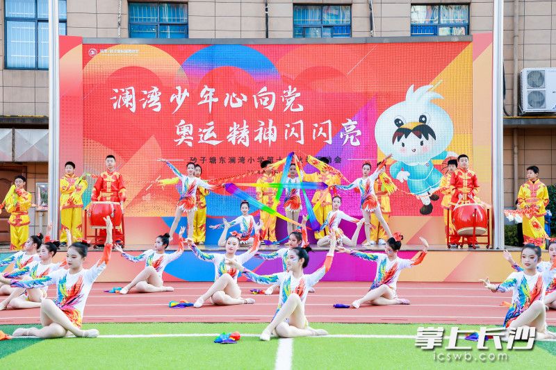 3000名师生用创意与热情拉开了为期三天的运动盛会序幕。长沙晚报通讯员 张蒋芳子 摄
