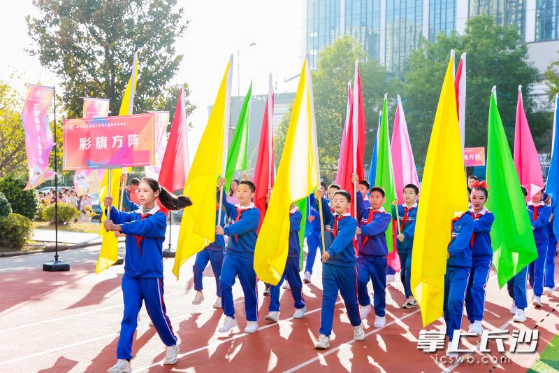 彩旗方阵，走出了自信与豪迈。