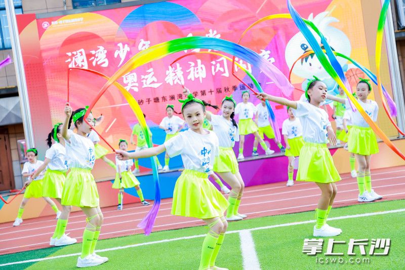 比赛项目中加入了迎面接力等趣味性强、参与度高的新项目。