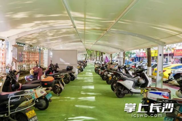 目前长沙县313个小区中已有68个小区新增131处电动自行车集中停充场所。长沙晚报通讯员 刘梓嫣供图