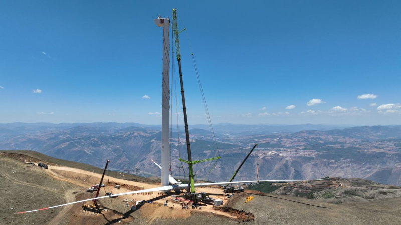 中联重科2400吨全地面起重机正在进行风电吊装。长沙晚报通讯员 李家宇 供图