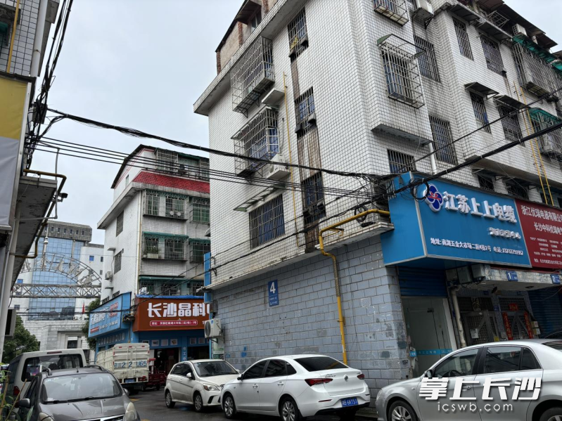 改造前，小区楼栋外墙斑驳陈旧。