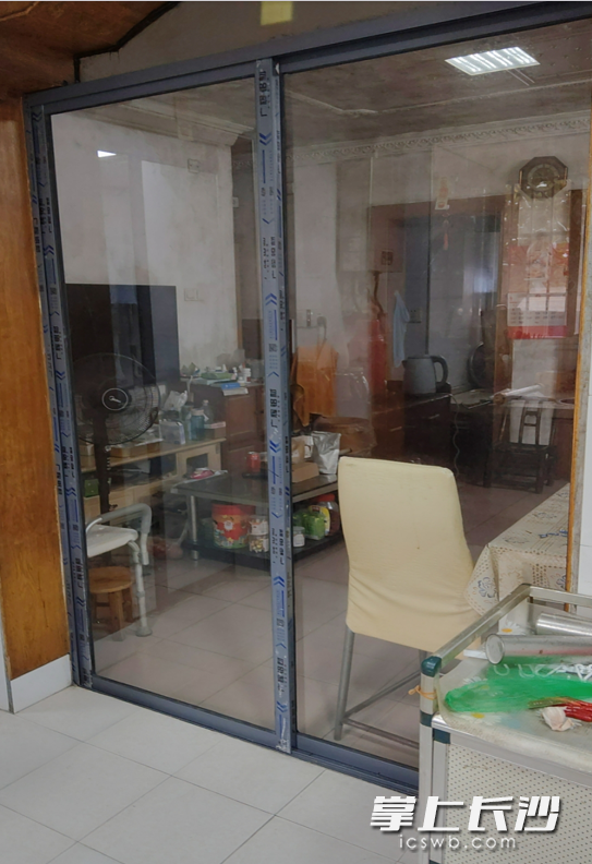 厨房重装推拉门后，柳鑫如进出更加方便了。长沙晚报 通讯员张西雅 摄