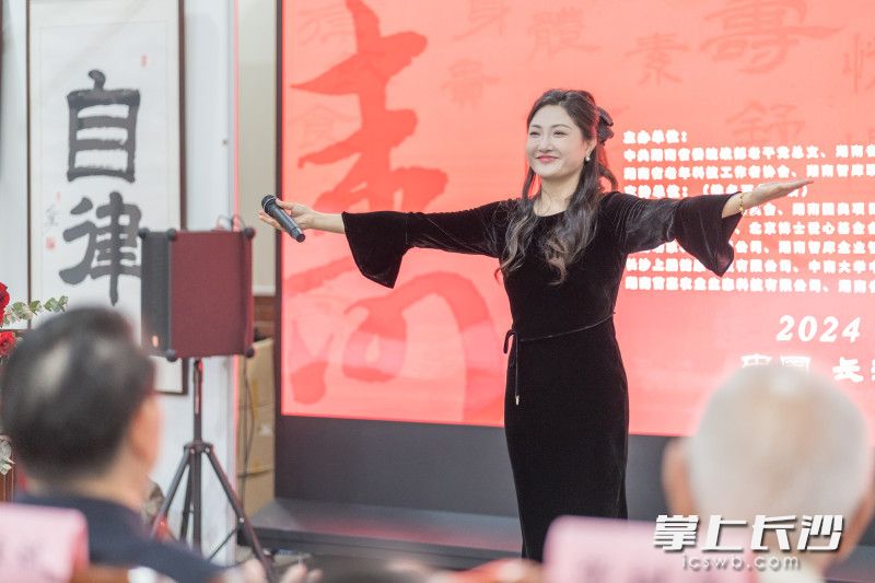 湖南省音乐家协会声乐协会理事郑爱华女士以《我爱你，中国》拉开序幕