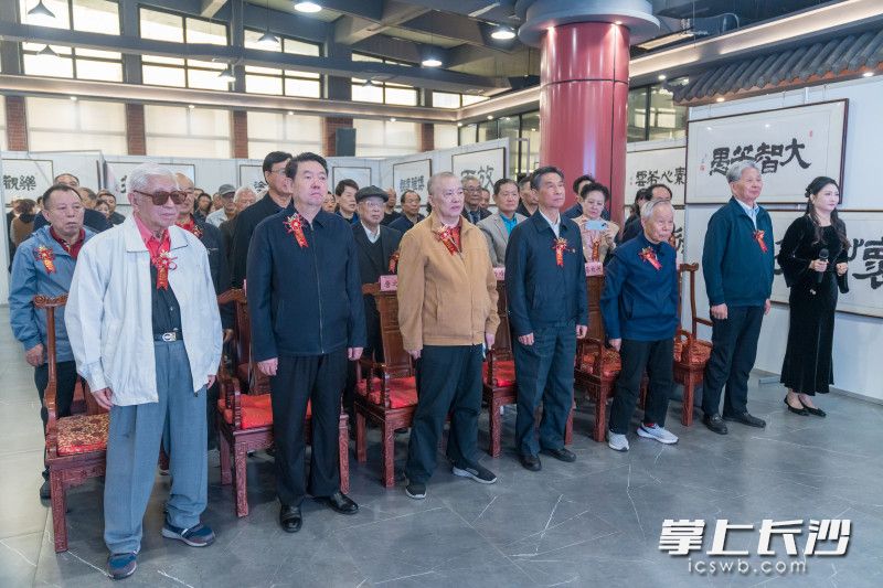 国歌齐唱将氛围推向高潮。 图片均为全媒体记者 陈飞 摄