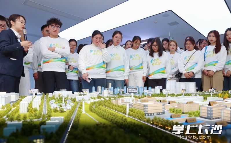 10月26日，来自国防科大、中南大学等高校的学子们在九典制药参观。除署名外均为长沙晚报全媒体记者 颜开云 摄
