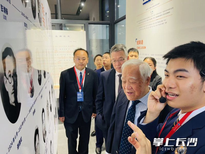 中国科学院院士、物理海洋学家苏纪兰（右二）和中国科学院院士、物理海洋学家陈大可（右三）参观学校校史馆。长沙晚报全媒体记者 岳霞 摄