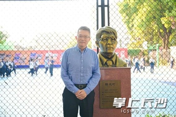 陈大可院士在自己的铜像前合影。长沙晚报通讯员 范嘉树 摄