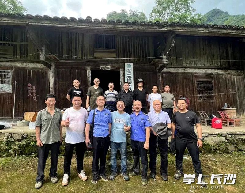 吴希友（前排左二）和同事们在一起。