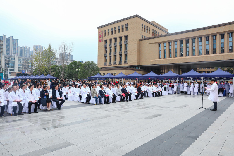 今日下午，中南大学湘雅医学办学110周年名医义诊活动在湘雅医学院福庆楼前坪举行。 通讯员 彭仕芳 邓奇坚 严丽 摄影报道