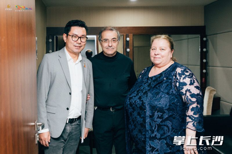 北京俄罗斯文化中心主任吴丹娜（Tatiana Urzhumtseva）和北京俄罗斯文化中心项目主管高磊出席昨晚音乐会。